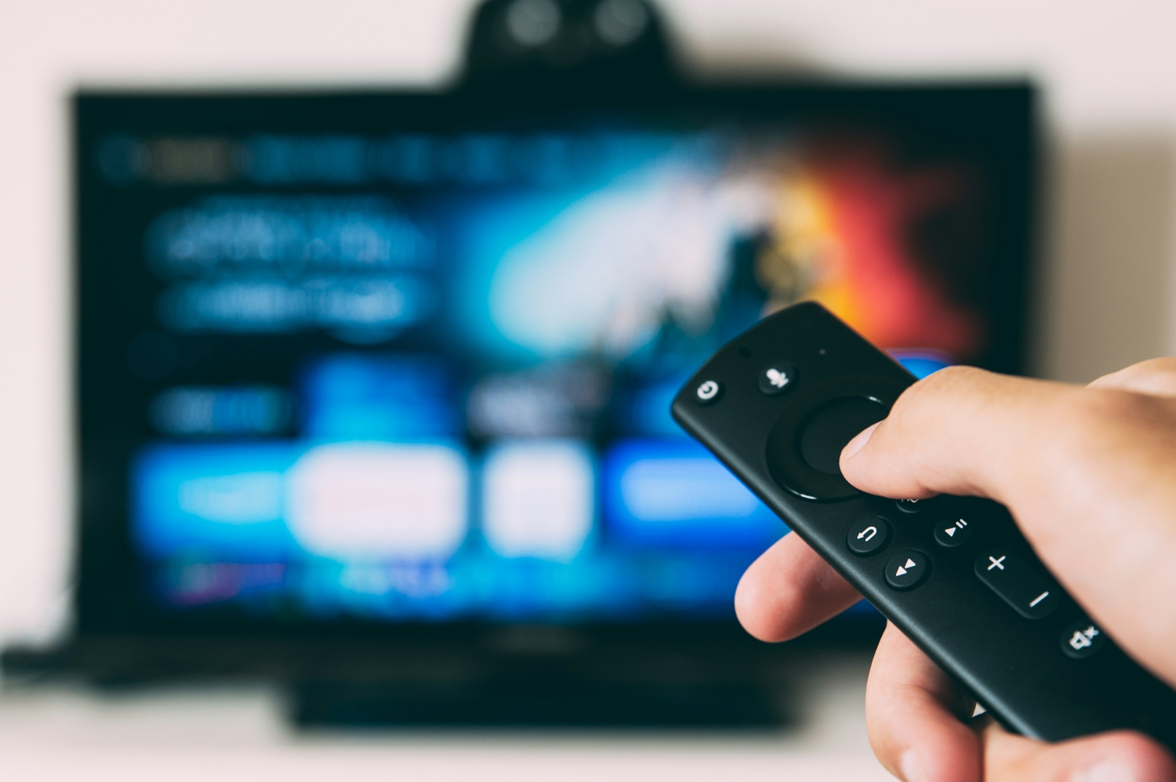 TV-Werbung wird günstiger: Was die aktuellen TKP-Senkungen bedeuten
